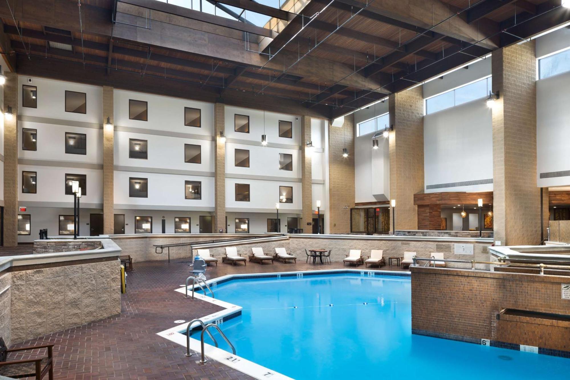 Doubletree By Hilton Lawrence Hotel Exterior photo